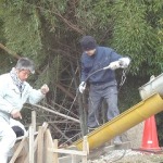 生コンを流す。へっぴり腰で。